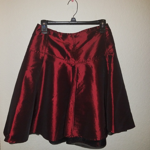 Beautiful red skirt - Picture 1 of 3